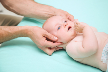 Videoconsejo de los fisios sobre la cabeza plana de los bebés
